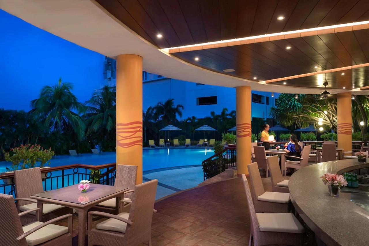 Hotel Marco Polo Plaza Cebú Exterior foto The poolside bar at the hotel