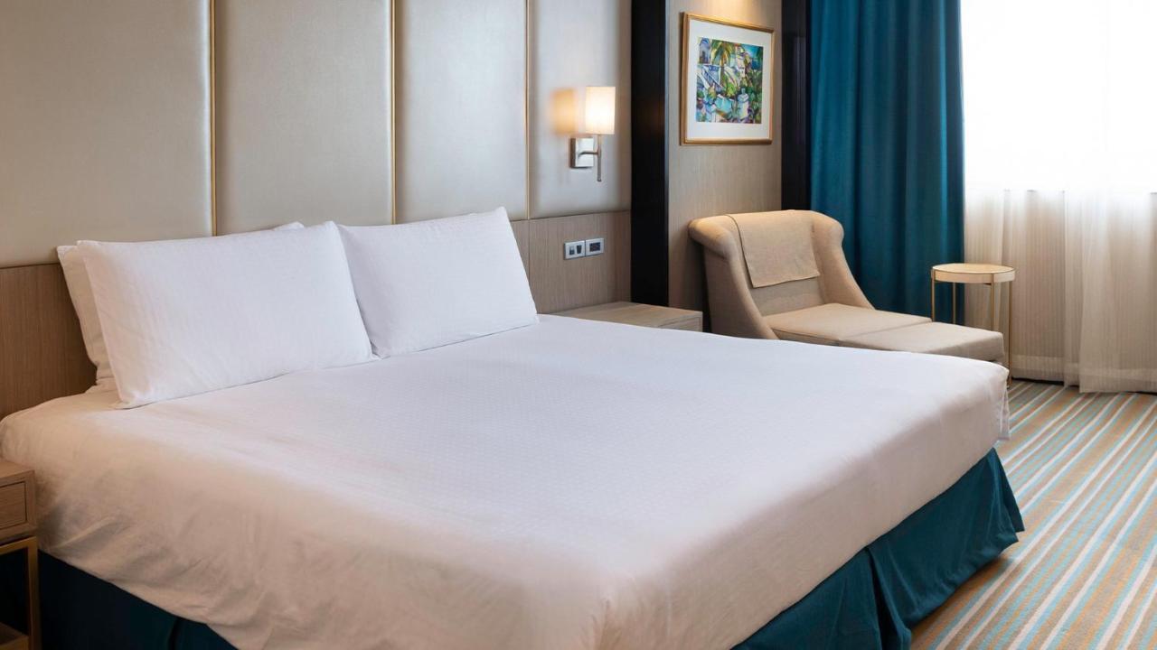 Hotel Marco Polo Plaza Cebú Exterior foto A bed with a bed skirt