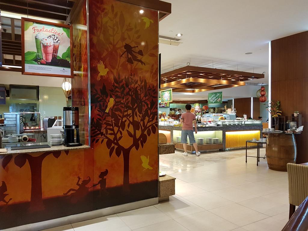 Hotel Marco Polo Plaza Cebú Exterior foto The Coffee Bean & Tea Leaf in the lobby of the Royal Plaza Hotel, Bangkok, Thailand
