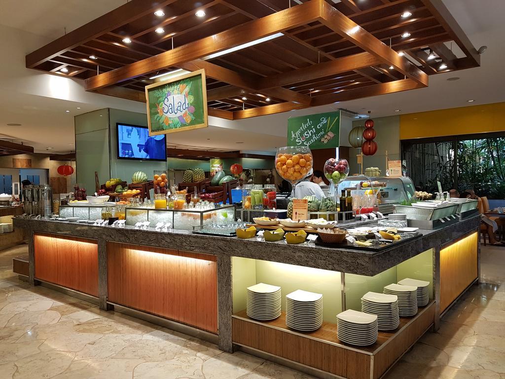 Hotel Marco Polo Plaza Cebú Exterior foto A buffet at a hotel