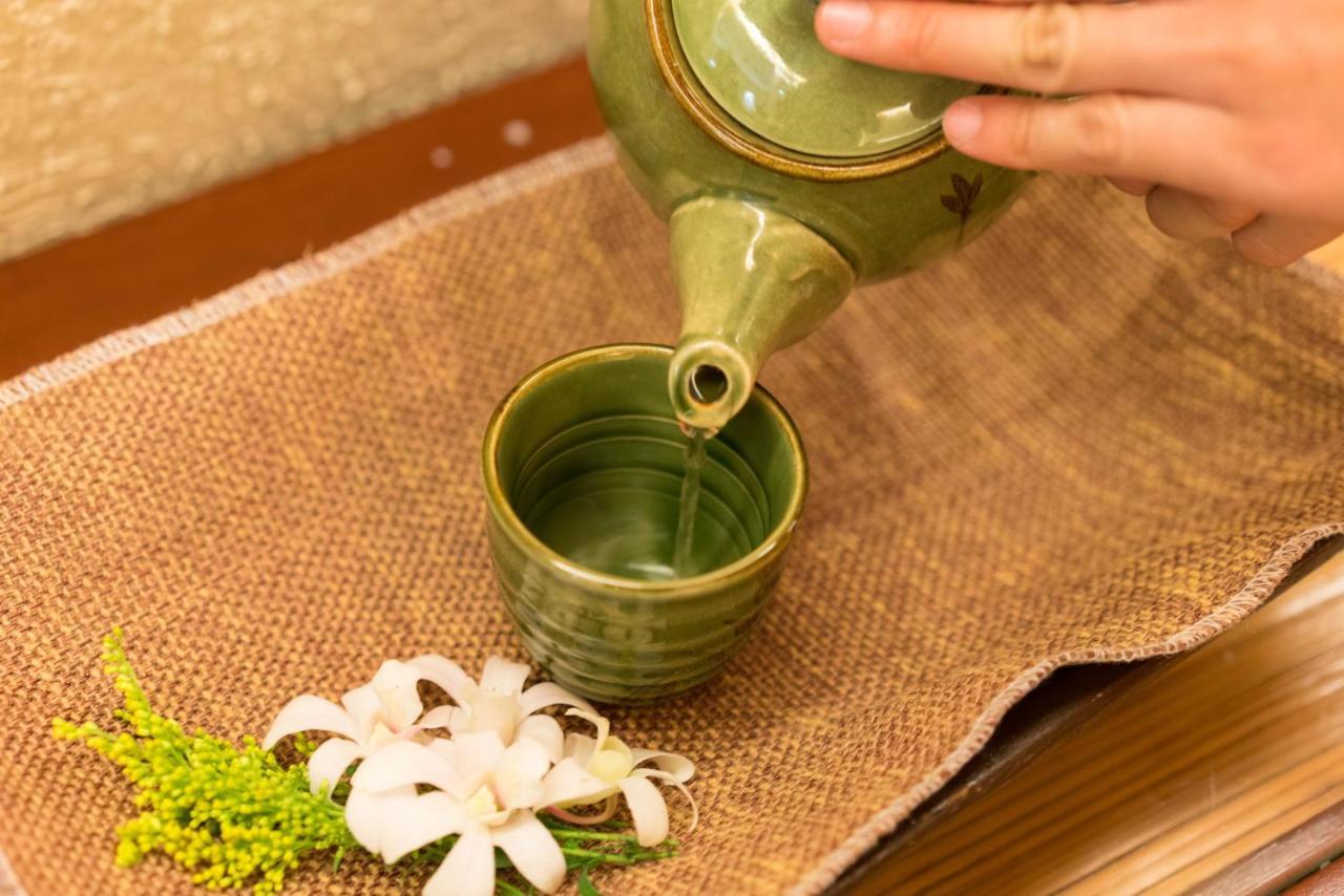 Hotel Marco Polo Plaza Cebú Exterior foto A kyusu being used to serve Japanese tea